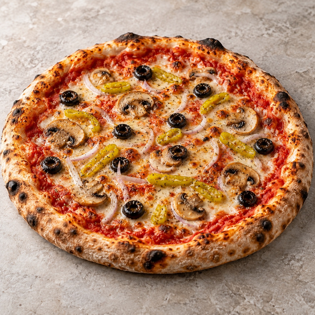13. Pizza mit Champignons, Oliven, Peperoni und Zwiebeln