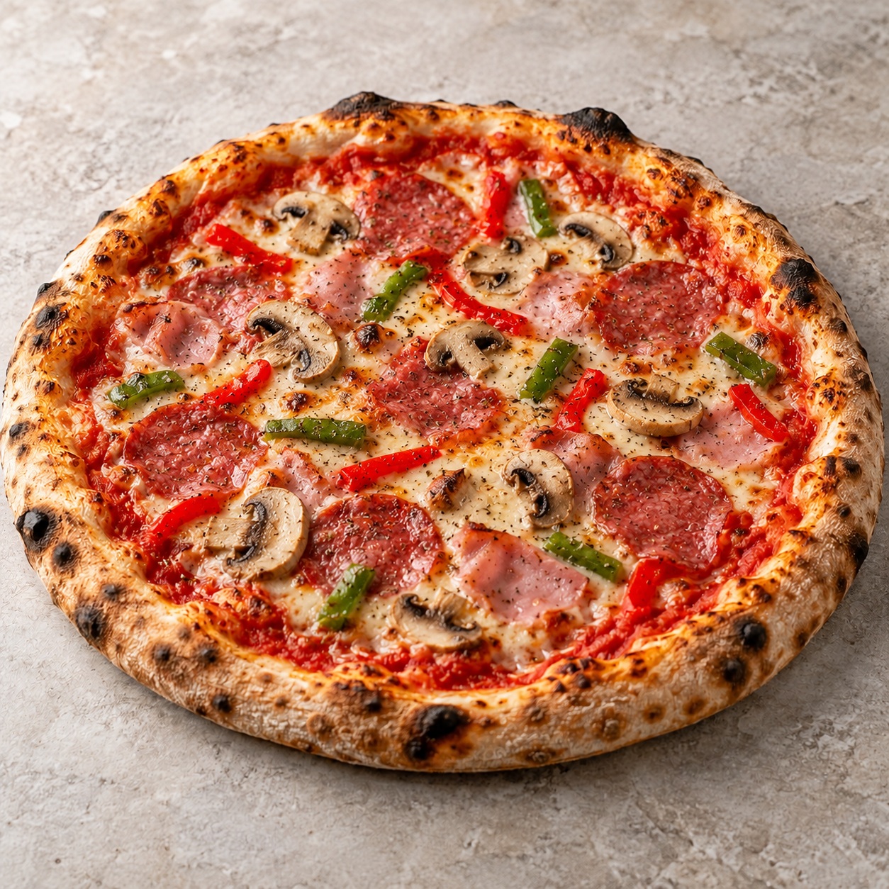 14. Pizza mit Salami Schinken, Champignons und frischer Paprika
