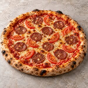 16. Pizza mit Rinder-Knoblauch-Wurst und frischen Tomaten