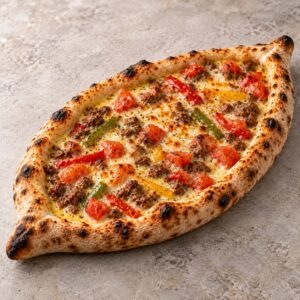 58. Spezialität des Hauses „Pizzaboot“ Pizzateig mit Hackfleisch, frischen Tomaten, Paprika, Käse und Ei-Sahne-Soße