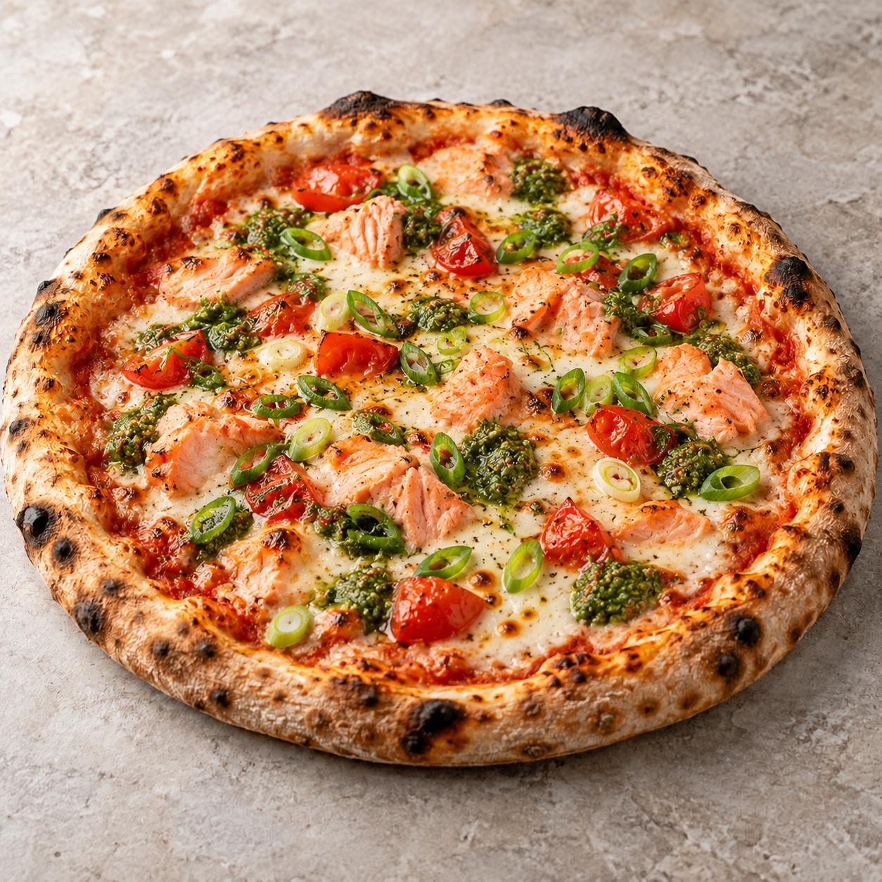 62. Pizza mit Lachs, Pesto, Tomaten und Frühlingszwiebeln
