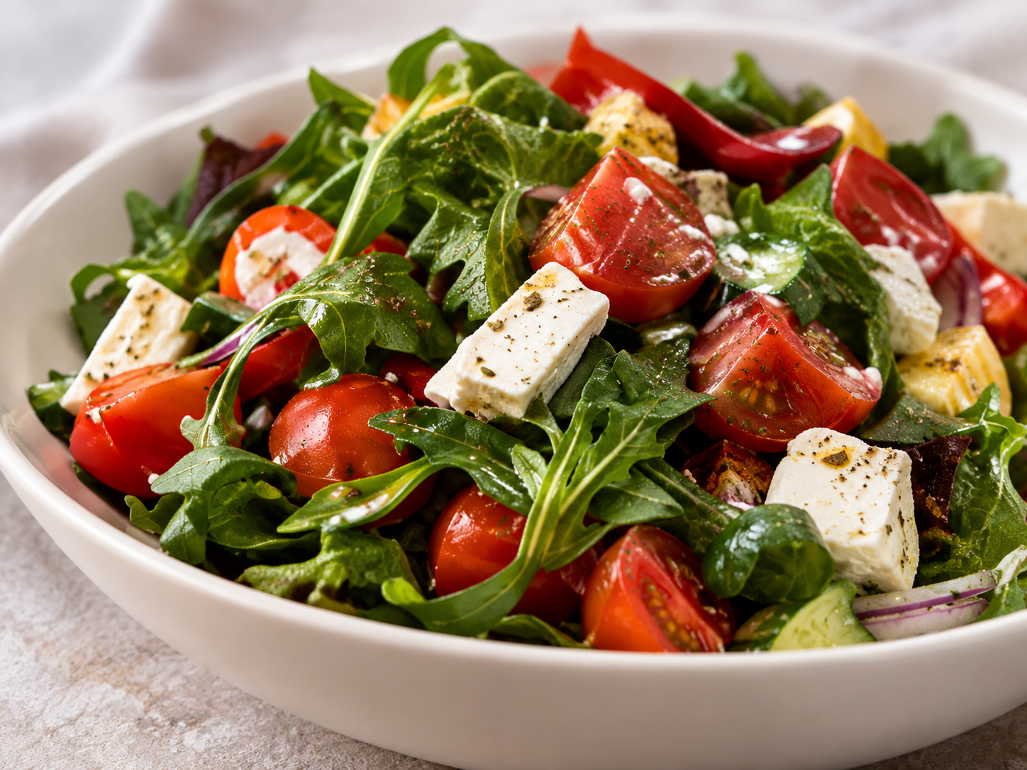 Frischer Salat mit Tomaten, Blattsalat und Käse.