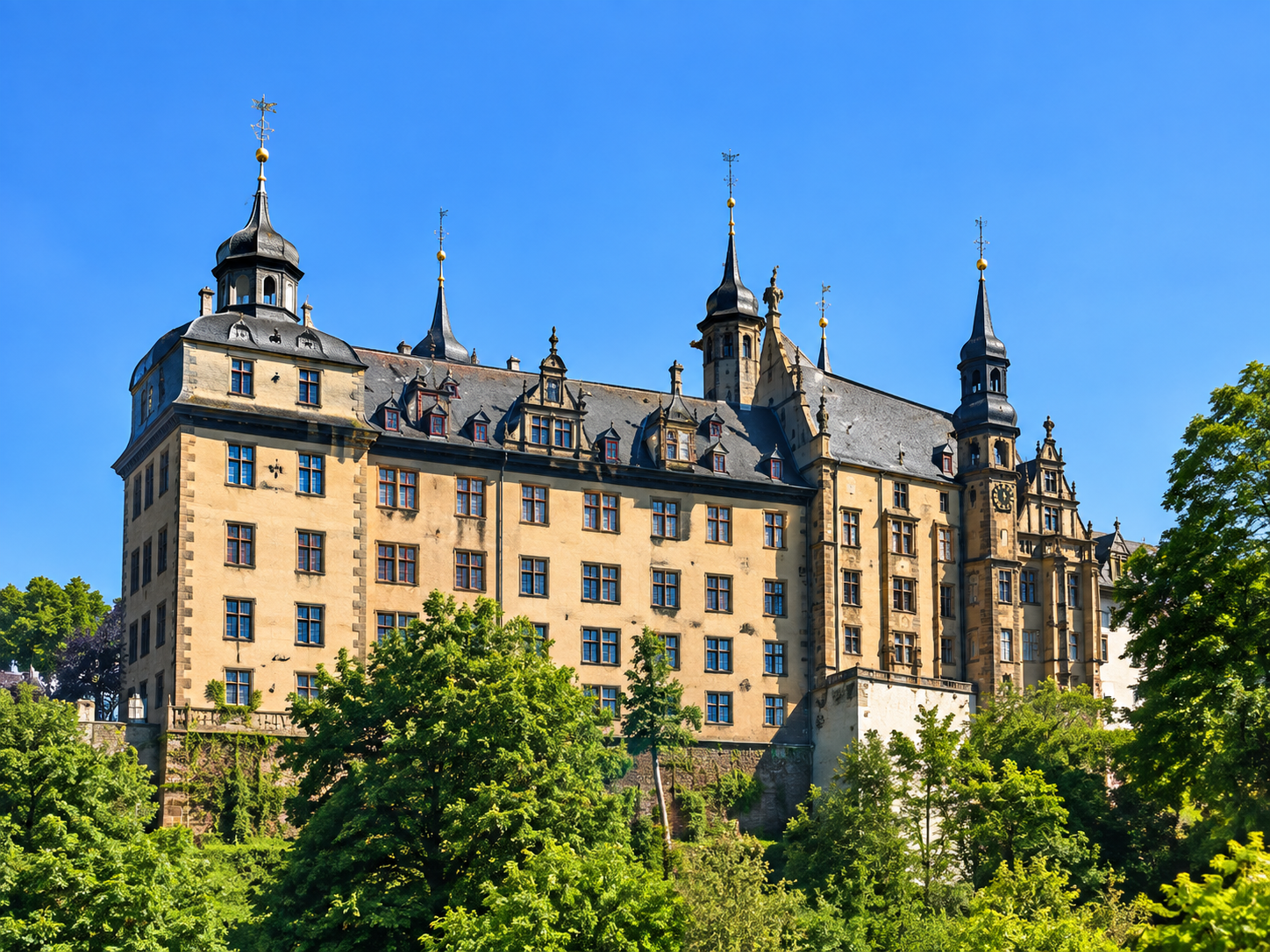 Schloss Altenburg vor blauem Himmel.